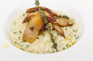 lezzetli risotto yemek otlar ve mantarlı whit üzerinde fotoğraf