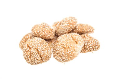 Beyaz arka plan üzerinde izole lezzetli kurabiyeler yığını