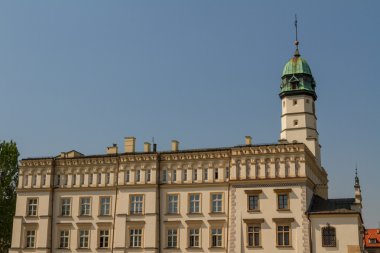 Ратуша 15-го століття на тлі Казімєж в plac центральної площі Вольниця