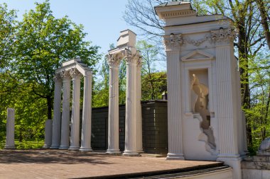 Łazienki parkı ile Roma Tiyatrosu ve wate sarayının ilham