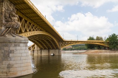 Budapeşte'de yakın zamanda yenilenen margit Köprüsü manzaralı görünüm.