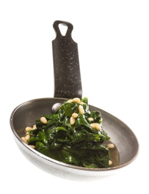 Kavrulmuş tavada haşlanmış ıspanak.