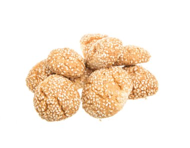 Beyaz arka plan üzerinde izole lezzetli kurabiyeler yığını