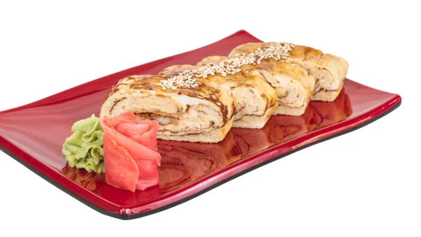 Omelet Maki Sushi - Roll made of Smoked Eel inside. Topped with — Stock Photo, Image
