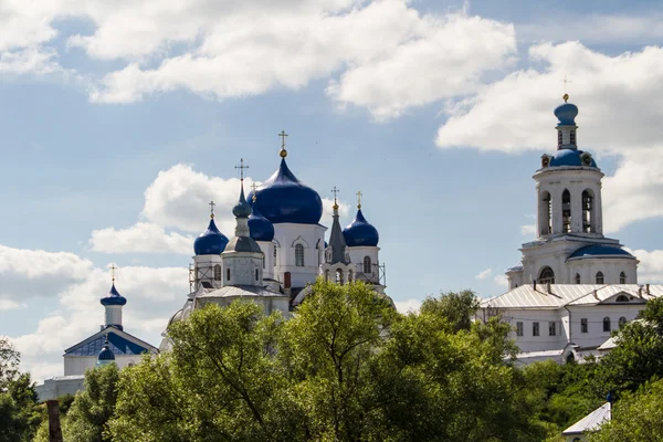 Prawosławie klasztor w bogolyubovo — Zdjęcie stockowe
