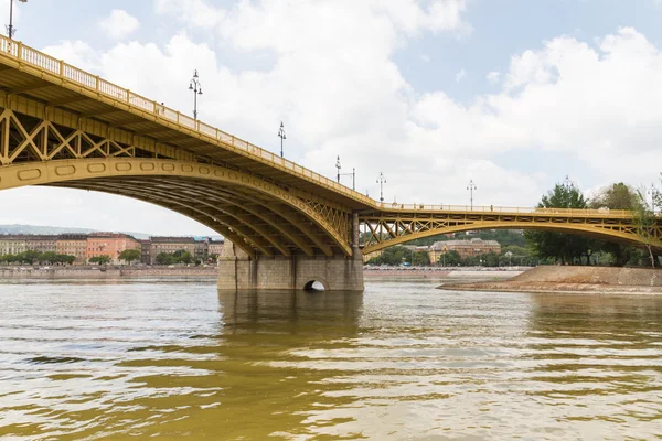 Scenic view of the recently renewed Margit bridge in Budapest. — Stock Photo, Image