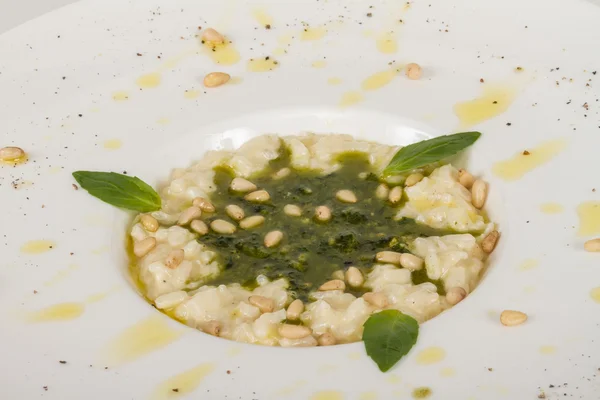 Foto de delicioso prato risoto com ervas e nozes de cedro no whit — Fotografia de Stock