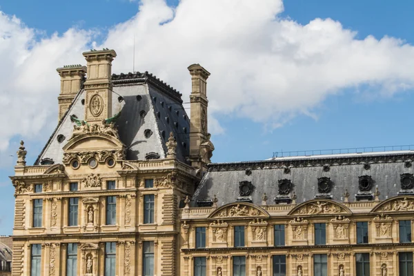 PARÍS - 7 DE JUNIO: Edificio del Louvre el 7 de junio de 2012 en el Museo del Louvre —  Fotos de Stock