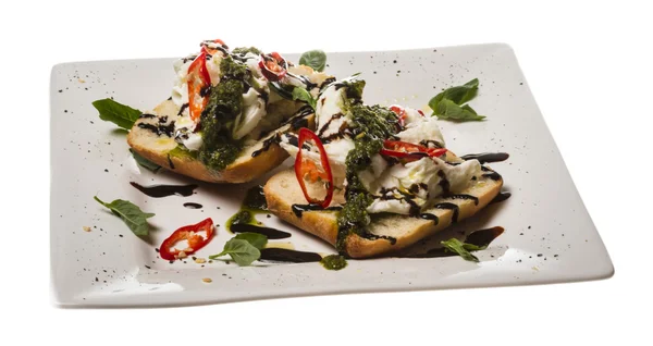 Sandwiches de tostadas frescas con queso y basilic y pesto —  Fotos de Stock