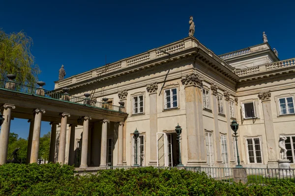 The Lazienki palace in Lazienki Park, Warsaw. Lazienki Krolewskie. — Stock Photo, Image