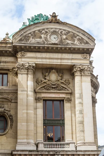 Architektonické detaily Opera national de paris: čelní fasády. — Stock fotografie