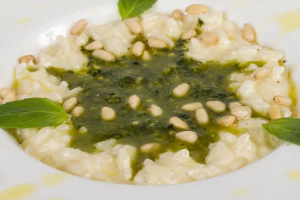 Foto de delicioso prato risoto com ervas e nozes de cedro no whit — Fotografia de Stock