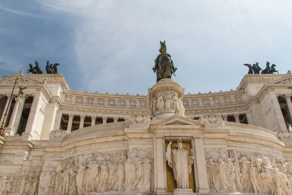 Monumento equestre a Vittorio Emanuele II presso Vittoriano di giorno — Foto Stock