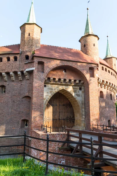 Una puerta a Cracovia - la barbacana mejor conservada de Europa, Polonia — Foto de Stock