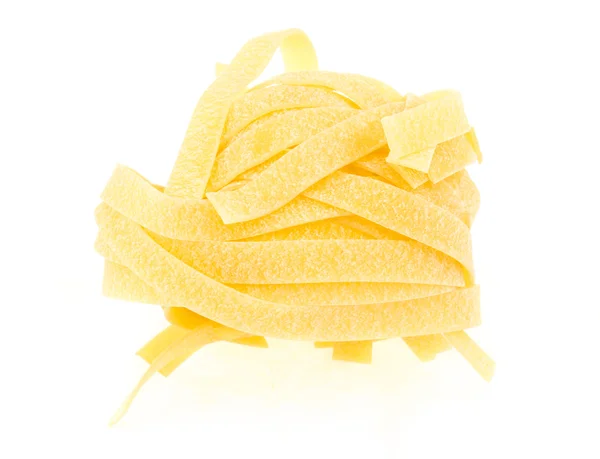 Italiaanse pasta fettuccine nest geïsoleerd op witte achtergrond — Stockfoto