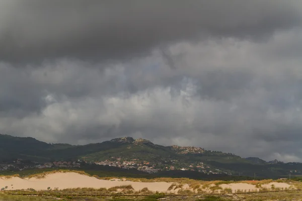 Stranden på Atlanten kusten i stormigt väder nära Lissabon, por — Stockfoto