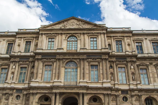 PARÍS - 7 DE JUNIO: Edificio del Louvre el 7 de junio de 2012 en el Museo del Louvre — Foto de Stock