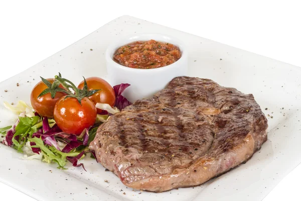 Bife de carne grelhada isolado em um fundo branco — Fotografia de Stock