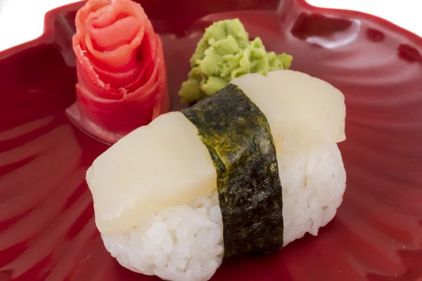 Sushi hotate med skiva pilgrimsmussla isolerad på vit bakgrund — Stockfoto