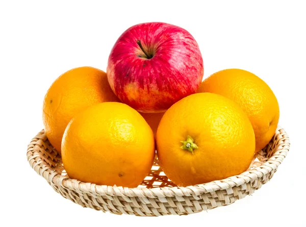 Pomeranče a šťavnaté jablko izolovaných na bílém pozadí — Stock fotografie