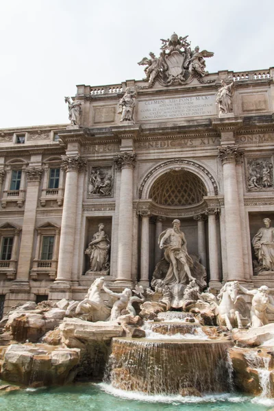 Fountain di Trevi - as fontes mais famosas de Roma no mundo. Itália . — Fotografia de Stock