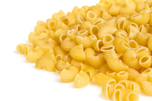 Italiaanse pasta (macaroni) geïsoleerd op witte achtergrond — Stockfoto