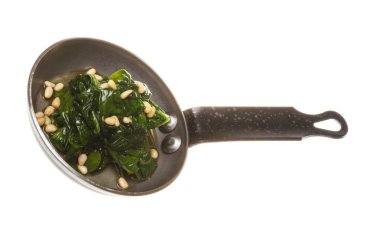 Kavrulmuş tavada haşlanmış ıspanak.