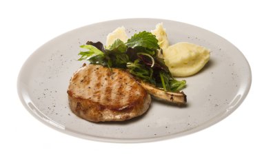 salata ve patates ile ızgara domuz