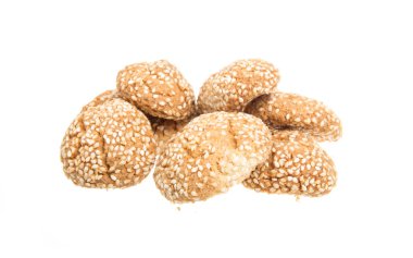 Beyaz arka plan üzerinde izole lezzetli kurabiyeler yığını