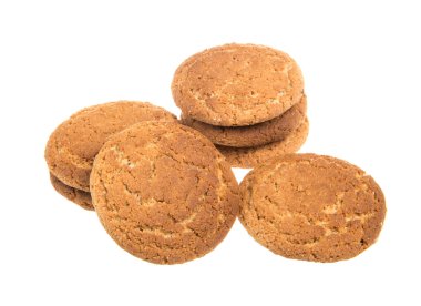 Beyaz arka plan üzerinde izole lezzetli kurabiyeler yığını