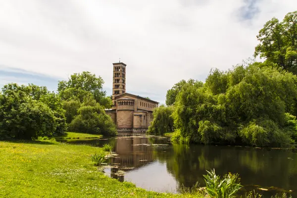 En kyrka i potsdam Tyskland på UNESCO: s världsarvslista — Stockfoto