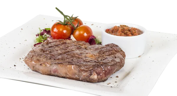 Gegrilltes Rindersteak isoliert auf weißem Hintergrund — Stockfoto