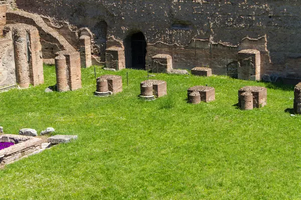 Ρωμαϊκά ερείπια στη Ρώμη, φόρουμ — Φωτογραφία Αρχείου