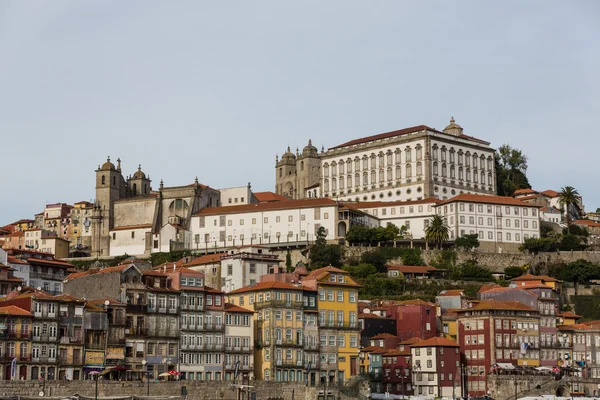 Vue de la ville de Porto au bord de la rivière (quartier Ribeira) et vin b — Photo
