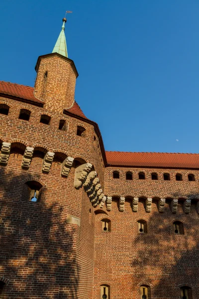 Una puerta a Cracovia - la barbacana mejor conservada de Europa, Polonia — Foto de Stock