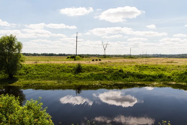 Paisagem fluvial europeia de verão (Rússia ) — Fotografia de Stock