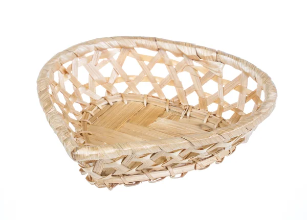 Wickerwork vazio amarelo breadbasket no fundo branco — Fotografia de Stock