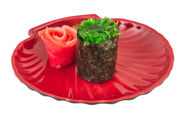 Japanse verse maki sushi met groene zeewier chuka — Stockfoto