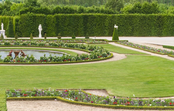 著名宫殿凡尔赛宫巴黎附近、 法国与美丽园林 — 图库照片