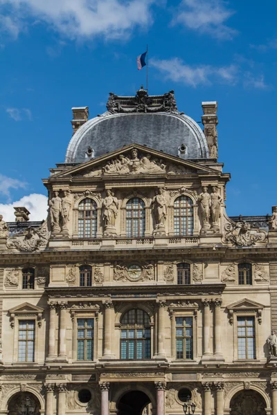 PARÍS - 7 DE JUNIO: Edificio del Louvre el 7 de junio de 2012 en el Museo del Louvre — Foto de Stock