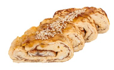 omlet maki sushi - içinde füme yılan balığı bir rulo yaptı. ile tepesinde