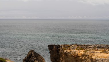 lisbon, por yakınındaki fırtınalı havalarda Atlas Okyanusu kıyısındaki Beach