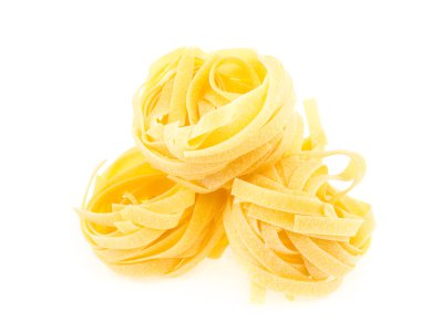 İtalyan makarna fettucine yuvası beyaz arka planda izole