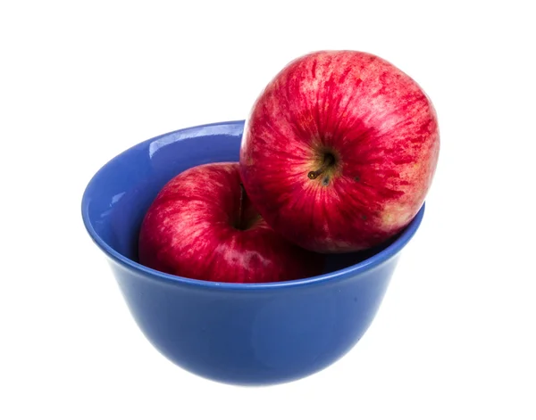 Čerstvá červená jablka v misce izolovaných na bílém pozadí — Stock fotografie