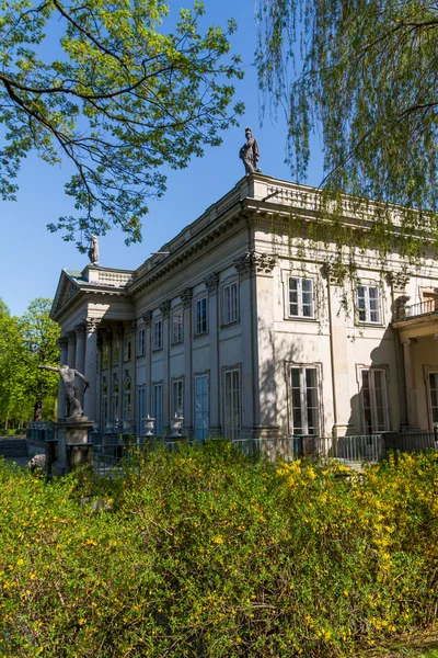 Het lazienki-paleis in lazienki park, Warschau. Lazienki krolewskie. — Stockfoto