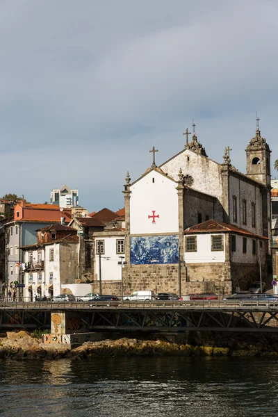 Pohled na město Porto na břehu řeky (čtvrť Ribeira) — Stock fotografie