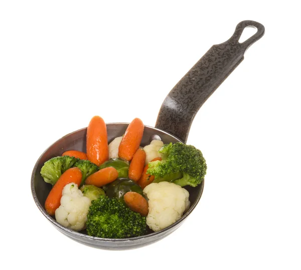 Gemengde groenten met verse spruit in pan — Stockfoto