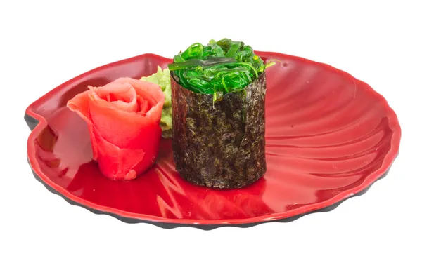 Japanisches Maki-Sushi mit grünem Algen-Chuka — Stockfoto