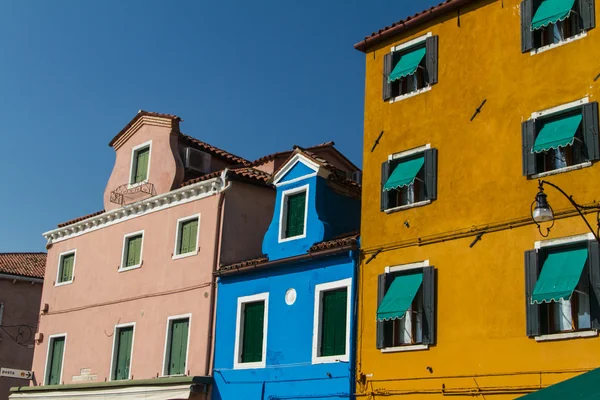 La fila di case colorate in via Burano, Italia . — Foto Stock