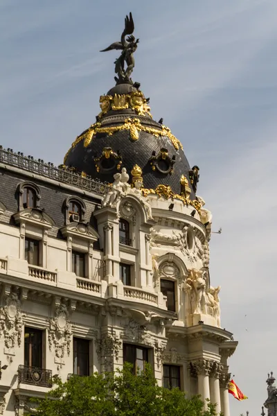 Фасад здания Метрополиса расположен в Мадриде, Испания — стоковое фото